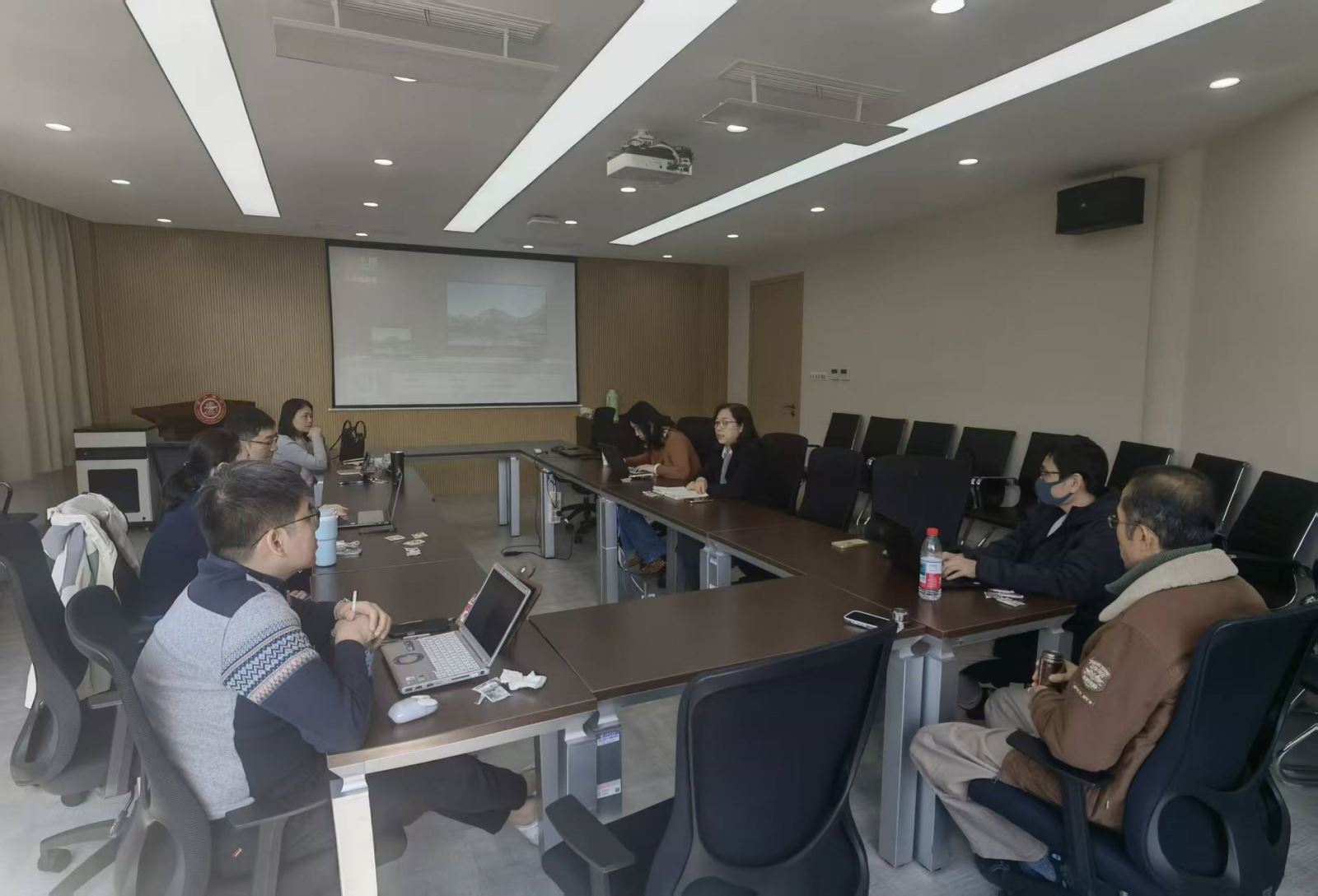 教学动态丨日语系召开期中教学工作会议暨师生座谈交流会，扎实推进教育思想大讨论工作部署