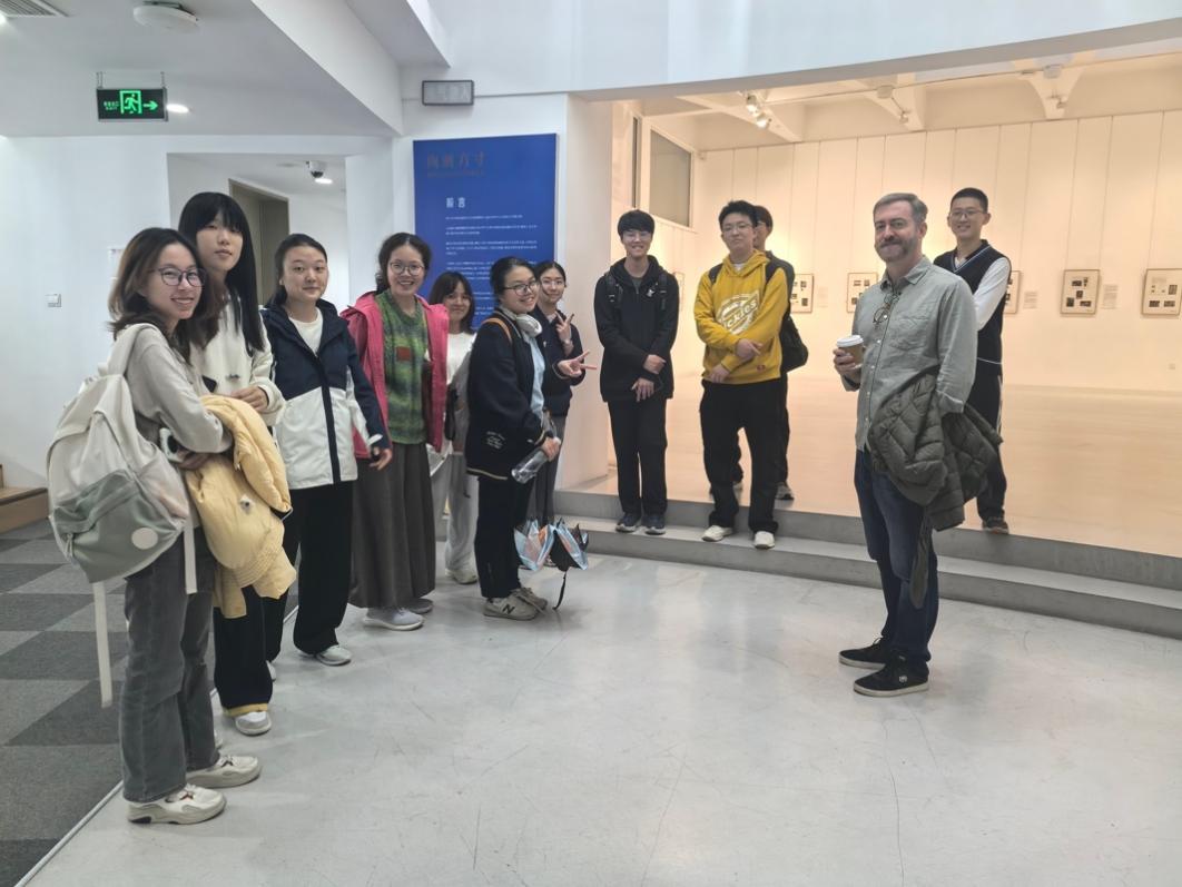 教学动态丨当英语角邂逅美术馆：2025级新生在艺术中快乐学英语